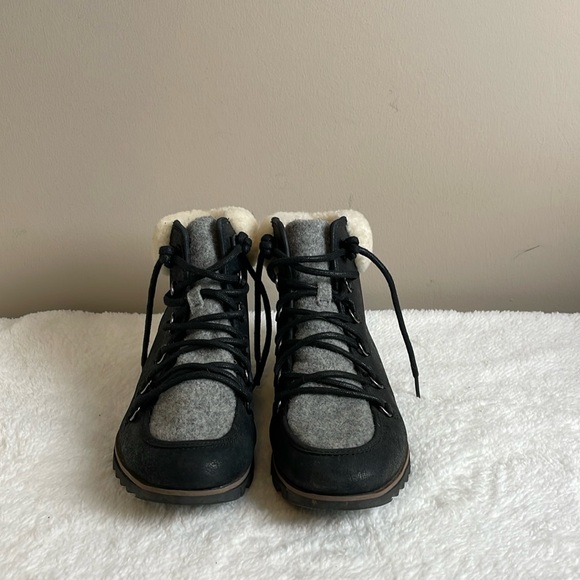 Sorel Harlow Cozy LaceUp Women 7.5 Hiking Leather Shearling Collar Casual Bootie